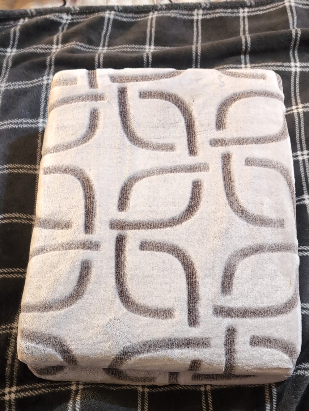 Neutral Geometric Plush Throw Blanket - Taupe & Cream
